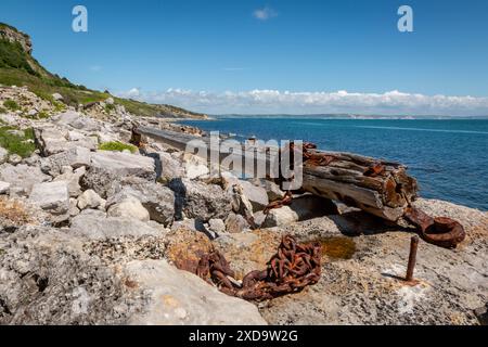 Vecchi manufatti arrugginiti provenienti dalla ferrovia e dal molo della cava, Durdle Pier, Portland, Regno Unito 2024 Foto Stock