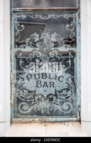 Finestra bar pubblica in vecchio stile con scrittura in vetro smerigliato o inciso, Inghilterra, Regno Unito 2024 Foto Stock
