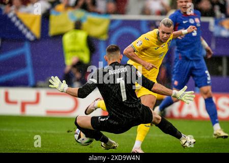 Dusseldorf, Germania. 21 giugno 2024. Il portiere slovacco Martin Dubravka si oppone all'ucraino Mykhailo Mudryk durante la partita di calcio Euro 2024 tra Slovacchia e Ucraina all'Esprit Arena Stadion di Dusseldorf, Germania - venerdì 21 giugno 2024. Sport - calcio . (Foto di Fabio Ferrari/LaPresse) credito: LaPresse/Alamy Live News Foto Stock