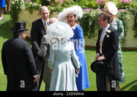 Lord Frederick Windsor (a sinistra), Lady Frederick Windsor (al centro) e Edoardo Mapelli mozzi (a destra) durante il quarto giorno di Royal Ascot presso l'ippodromo di Ascot, Berkshire. Data foto: Venerdì 21 giugno 2024. Guarda la storia DI PA RACING Ascot. Il credito fotografico dovrebbe essere: Yui Mok/PA Wire. RESTRIZIONI: Utilizzo soggetto a restrizioni. Solo per uso editoriale, nessun uso commerciale senza il previo consenso del titolare dei diritti. Foto Stock