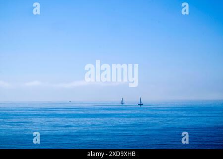 Frankreich, le Pouliguen, 05.09.2021: zwei Segelboote und ein Motorboot auf dem blauen Meer bei le Pouliguen an der franzoesischen Atlantikkueste im Departement Loire-Atlantique in der Region Pays de la Loire *** Francia, le Pouliguen, 05 09 2021 due barche a vela e un motoscafo sul mare blu vicino a le Pouliguen sulla costa atlantica francese nel dipartimento della Loira Atlantica nella regione dei Pays de la Loire Foto Stock