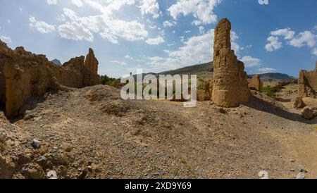 Fotografie di vecchi abbandonati e decaduti nel deserto montuoso dell'Oman durante il giorno di sole primaverile Foto Stock