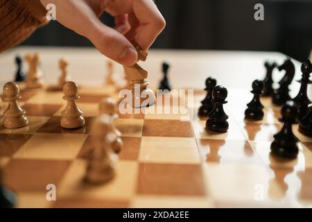 Mano maschile che gioca a scacchi, competizione. strategia e battaglia Foto Stock
