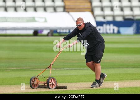 Worcester, Regno Unito. 21 giugno 2024. Gli ultimi preparativi per il wicket sono in corso in vista del Vitality T20 Blast match tra Worcestershire Rapids e Birmingham Bears a New Road, Worcester, Regno Unito, il 21 giugno 2024. Foto di Stuart Leggett. Solo per uso editoriale, licenza richiesta per uso commerciale. Non utilizzare in scommesse, giochi o pubblicazioni di singoli club/campionato/giocatori. Crediti: UK Sports Pics Ltd/Alamy Live News Foto Stock