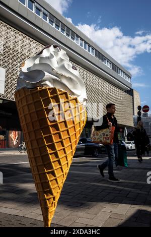 Grande cono di gelato come pubblicità di fronte a una gelateria in Breite Strasse, Colonia, Germania. grosse Eistuete als Werbung vor einer ei Foto Stock