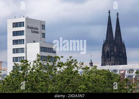 Camera dell'artigianato di Colonia, tetto dell'hotel Maritim, cattedrale, Colonia, Germania. Handswerkskammer zu Koeln, Dach des Hotel Maritim, der Dom, Koe Foto Stock