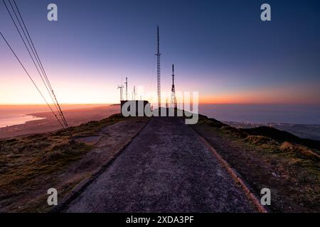 Splendida vista dalla cima di Pico da Barrosa, al tramonto affacciata sulla costa sud e nord dell'isola di Sao Miguel nelle Azzorre. Foto Stock