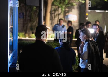 Pechino, Cina. 21 giugno 2024. Robert Habeck (Alliance 90/The Greens, r), ministro federale dell'economia e della protezione del clima, cammina attraverso un tradizionale quartiere cinese degli hutong con una guida durante una visita in Cina. Habeck è ancora in visita in Cina fino al 24 giugno. Crediti: Sebastian Christoph Gollnow/dpa/Alamy Live News Foto Stock