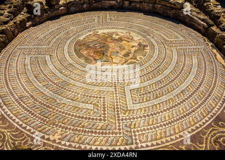 Mosaico di Teseo e del Minotauro , Villa di Teseo, sito archeologico di Nea Paphos, Cipro Foto Stock