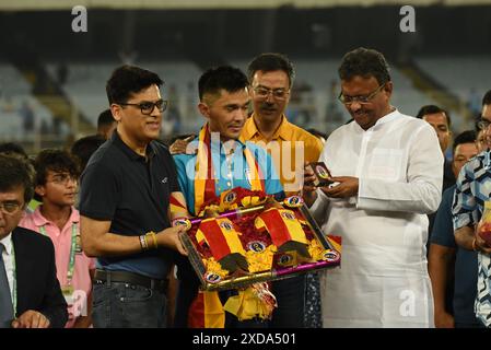 Il capitano indiano Sunil Chhetri felicitò alla fine della partita di qualificazione ai Mondiali FIFA 2026 Asia tra India e Kuwait al Salt Lake Stadium di Kolkata, India, il 6 giugno 2024. Il 39enne Chhetri aveva precedentemente confermato il suo ritiro dai campi dopo questo particolare match. (Foto di Dipa Chakraborty/Pacific Press/Sipa USA) Foto Stock