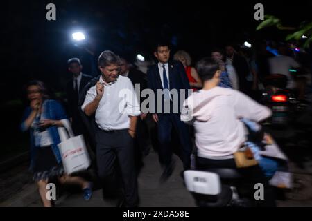 Pechino, Cina. 21 giugno 2024. Robert Habeck (Alliance 90/The Greens, M), ministro federale dell'economia e della protezione del clima, cammina attraverso un tradizionale quartiere cinese degli hutong con una guida durante una visita in Cina. Habeck è ancora in visita in Cina fino al 24 giugno. Crediti: Sebastian Christoph Gollnow/dpa/Alamy Live News Foto Stock