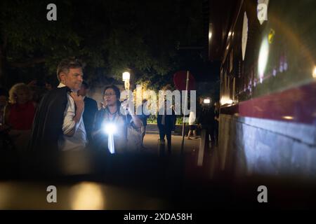 Pechino, Cina. 21 giugno 2024. Robert Habeck (Alleanza 90/i Verdi, l), ministro federale dell'economia e della protezione del clima, cammina attraverso un tradizionale quartiere cinese degli hutong con una guida durante una visita in Cina. Habeck è ancora in visita in Cina fino al 24 giugno. Crediti: Sebastian Christoph Gollnow/dpa/Alamy Live News Foto Stock