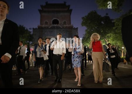 Pechino, Cina. 21 giugno 2024. Robert Habeck (Alliance 90/The Greens, M), ministro federale dell'economia e della protezione del clima, cammina attraverso un tradizionale quartiere cinese degli hutong con una guida durante una visita in Cina. Habeck è ancora in visita in Cina fino al 24 giugno. Crediti: Sebastian Christoph Gollnow/dpa/Alamy Live News Foto Stock