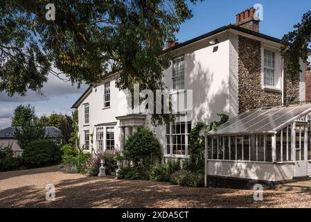 Facciata georgiana di una casa di campagna ristrutturata del XVI secolo a Suffolk, Inghilterra, Regno Unito Foto Stock