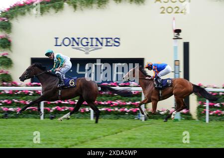 Porta fortuna guidata da Tom Marquand (a sinistra) vincendo le gare d'incoronazione durante il quarto giorno di Royal Ascot presso l'ippodromo di Ascot, Berkshire. Data foto: Venerdì 21 giugno 2024. Foto Stock