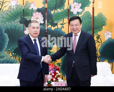 Pechino, Cina. 21 giugno 2024. Il presidente dell'agenzia di stampa Xinhua fu Hua incontra Shakhrat Nuryshev, ambasciatore del Kazakistan in Cina, a Pechino, capitale della Cina, il 21 giugno 2024. Crediti: Pang Xinglei/Xinhua/Alamy Live News Foto Stock