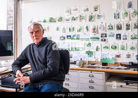 Ritratto dell'artista David Gentleman a casa a Camden, Londra, Regno Unito Foto Stock