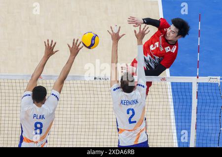 Pasay City, Filippine. 21 giugno 2024. Il giapponese Otsuka Tatsunori (R) ha battuto la palla durante la partita tra Giappone e Paesi Bassi alla Men's Volleyball Nations League (VNL) 2024 a Pasay City, nelle Filippine, il 21 giugno 2024. Crediti: Rouelle Umali/Xinhua/Alamy Live News Foto Stock