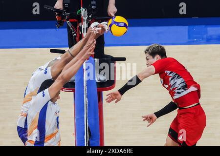 Pasay City, Filippine. 21 giugno 2024. Nishida Yuji (R) del Giappone ha battuto il pallone durante la partita tra Giappone e Paesi Bassi alla Men's Volleyball Nations League (VNL) 2024 a Pasay City, nelle Filippine, il 21 giugno 2024. Crediti: Rouelle Umali/Xinhua/Alamy Live News Foto Stock