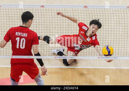 Pasay City, Filippine. 21 giugno 2024. Il Giappone Fukatsu Akihiro (R) cerca di salvare la palla durante la partita tra Giappone e Paesi Bassi alla Lega delle Nazioni di pallavolo maschile (VNL) 2024 a Pasay City, nelle Filippine, il 21 giugno 2024. Crediti: Rouelle Umali/Xinhua/Alamy Live News Foto Stock