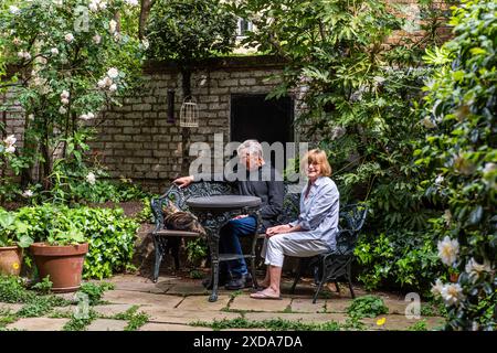 Ritratto dell'artista, David Gentleman con sua moglie sue nel loro giardino Camden, Londra, Regno Unito Foto Stock
