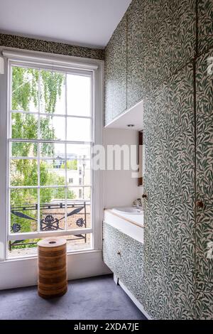 Bagno in carta di William Morris "Willow boughs". Terrazza vittoriana classificata di grado II, Camden, Londra, Regno Unito Foto Stock