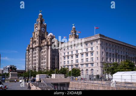 Il famoso edificio Liver e Cunard, che si affaccia sul fiume Mersey e ormeggia a Liverpool. Foto Stock