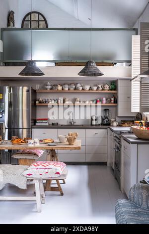 Antico cavalletto francese rustico con panca di olmo e soppalco in una casa scolastica vittoriana convertita alla fine del XIX secolo, Battersea, Londra, Regno Unito Foto Stock