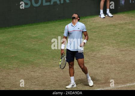 Halle, Germania. 21 giugno 2024. Tennis: ATP Tour, singolare, quarti di finale, Fils (Francia) - Zverev (Germania). Arthur Fils sta guardando in alto. Credito: Friso Gentsch/dpa/Alamy Live News Foto Stock