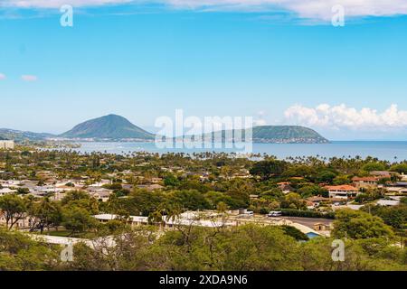 Una città con montagne e acqua in una vista aerea Foto Stock