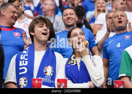 Dusseldorf, Germania. 21 giugno 2024. I tifosi reagiscono prima della partita UEFA Euro 2024 del gruppo e tra Slovacchia e Ucraina a Dusseldorf, Germania, il 21 giugno 2024. Crediti: Peng Ziyang/Xinhua/Alamy Live News Foto Stock