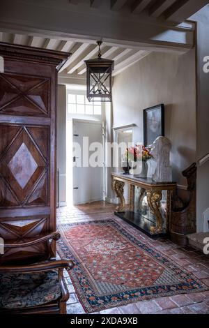 Armadio in noce nella sala d'ingresso dell'hotel in pietra ristrutturato risalente al 1770 a Saulieu, Borgogna, Francia. Foto Stock