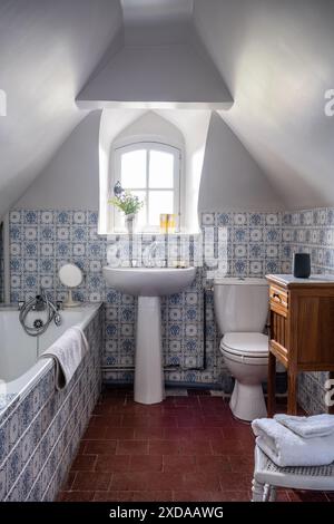 Bagno con piastrelle blu e bianche in un hotel ristrutturato costruito in pietra risalente al 1770 a Saulieu, Borgogna, Francia. Foto Stock