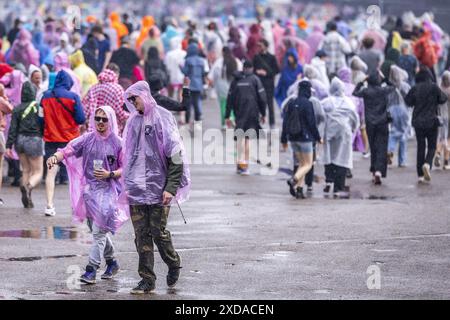 Landgraaf, Paesi Bassi. 21 giugno 2024. LANDGRAAF - frequentatori del Festival durante il primo giorno del Festival di musica Pinkpop. ANP MARCEL VAN HOORN netherlands Out - belgio Out crediti: ANP/Alamy Live News Foto Stock