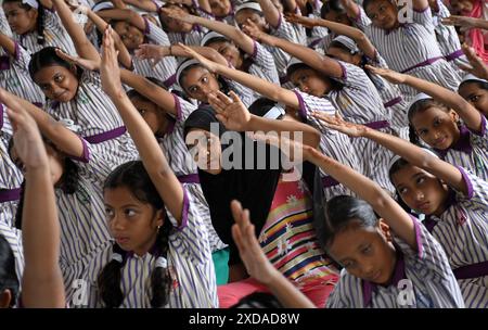 Mumbai, India. 21 giugno 2024. Gli studenti della scuola N.H.English Academy partecipano ad una sessione di yoga condotta in occasione della giornata Internazionale di Yoga. L'esecuzione di regolari esercizi di yoga offre vantaggi significativi nel ridurre lo stress, promuovere il benessere fisico e mentale che a sua volta porta gioia, felicità e tranquillità. (Foto di Ashish Vaishnav/SOPA Images/Sipa USA) credito: SIPA USA/Alamy Live News Foto Stock