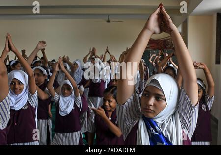 Mumbai, India. 21 giugno 2024. Gli studenti della scuola N.H.English Academy partecipano ad una sessione di yoga condotta in occasione della giornata Internazionale di Yoga. L'esecuzione di regolari esercizi di yoga offre vantaggi significativi nel ridurre lo stress, promuovere il benessere fisico e mentale che a sua volta porta gioia, felicità e tranquillità. (Foto di Ashish Vaishnav/SOPA Images/Sipa USA) credito: SIPA USA/Alamy Live News Foto Stock