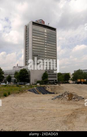 DAS ehemalige Post-Bank Bürohochhaus a Essen. 06.06.2024, EU, DEU, Deutschland, Nordrhein-Westfalen, Essen: das RWE-Hochhaus Kruppstraße 5 zählt zu den Landmarken der Essener Skyline. Es wurde an das britische Beteiligungshaus Tristan Capital Partners und Silverton Asset Solutions für seinen Core-Plus-Fonds CCP 5 LL verkauft. Die derzeitigen Mieter sind Innogy/Eon. UE, DEU, Germania, Renania settentrionale-Vestfalia, Essen: Il blocco torre RWE a Kruppstrasse 5 è uno dei punti di riferimento dello skyline di Essen. È stata venduta alla società di investimento britannica Tristan Capital Partners e Silverton Asset Solutio Foto Stock