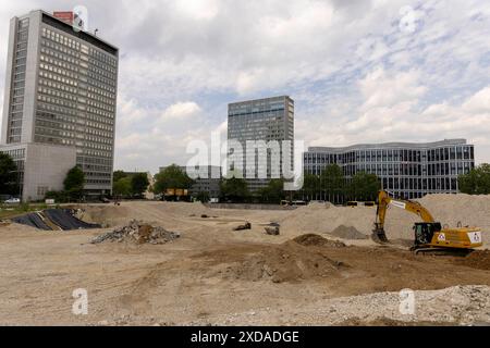 DAS ehemalige Post-Bank Bürohochhaus a Essen. 06.06.2024, EU, DEU, Deutschland, Nordrhein-Westfalen, Essen: das RWE-Hochhaus Kruppstraße 5 zählt zu den Landmarken der Essener Skyline. Es wurde an das britische Beteiligungshaus Tristan Capital Partners und Silverton Asset Solutions für seinen Core-Plus-Fonds CCP 5 LL verkauft. Die derzeitigen Mieter sind Innogy/Eon. Die Brachfläche des Y-Haus der ehemaligen RWE-Zentrale. UE, DEU, Germania, Renania settentrionale-Vestfalia, Essen: Il blocco torre RWE a Kruppstrasse 5 è uno dei punti di riferimento dello skyline di Essen. È stato venduto al gruppo d'investimento britannico Foto Stock