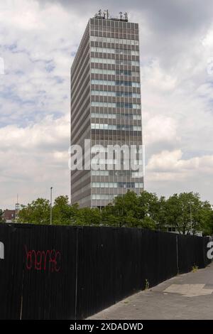 DAS ehemalige Post-Bank Bürohochhaus a Essen. 06.06.2024, EU, DEU, Deutschland, Nordrhein-Westfalen, Essen: das Postbank-Hochhaus ehemals Postscheckamt aus den 1960er Jahre am Hauptbahnhof im Essener Stadtteil Südviertel. ALS architektonisches Vorbild diente das Lever House an der Park Avenue a New York. DAS Hochhaus steht seit 2010 unter Denkmalschutz. Wie weitere Bürohochhäuser in der Nachbarschaft steht die Immobilie leer. EU, DEU, Germania, Renania settentrionale-Vestfalia, Essen: Il grattacielo della Postbank, precedentemente ufficio postale degli anni '1960 presso la stazione ferroviaria principale di ES Foto Stock