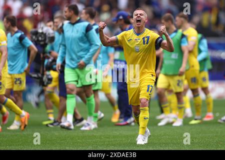 Dusseldorf, Germania. 21 giugno 2024. L'Ucraina Oleksandr Zinchenko festeggia la fine della partita UEFA Euro 2024 del gruppo e tra Slovacchia e Ucraina alla Dusseldorf Arena il 21 giugno 2024 a Dusseldorf, in Germania. Crediti: Marco Canoniero/Alamy Live News Foto Stock