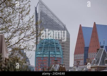 Alti e moderni edifici con facciate in vetro e architettura unica che si innalzano in un ambiente urbano, l'aia, paesi bassi Foto Stock