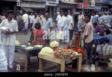 Una donna vende fiori in un mercato di strada e vicolo nella città di Chennai nella provincia Tamil Nadu in India. India, Chennai, aprile 1998 Foto Stock