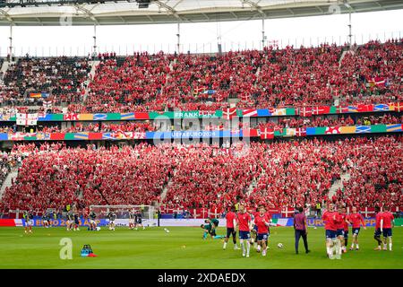 I tifosi della Danimarca in tribuna durante la partita UEFA Euro 2024 tra Danimarca e Inghilterra, gruppo C data 2, giocata all'Arena di Francoforte il 20 giugno 2024 a Francoforte, Germania. (Foto di Bagu Blanco/PRESSINPHOTO) credito: PRESSINPHOTO SPORTS AGENCY/Alamy Live News Foto Stock