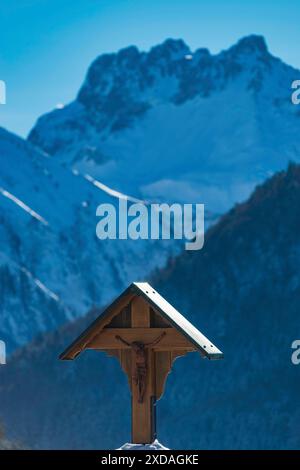 Field cross vicino a Oberstdorf, dietro di esso il Schneck, 2268 m, Oberallgaeu, Baviera, Germania Foto Stock