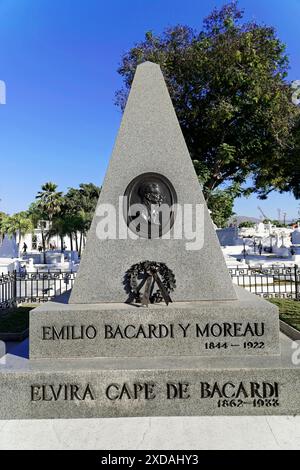 Cementerio Santa Ifigenia, Santiago de Cuba, Cuba, America centrale Cuba, America centrale, un monumento in pietra grigia in un cimitero in onore di Emilio Foto Stock