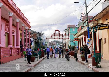 Baracoa, Cuba, America centrale, vivace strada con colorati edifici storici e gente, Cuba Foto Stock