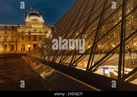 Piramide di vetro al Museo del Louvre, Parigi, Ile de France, Francia, Parigi, Ile de France, Francia Foto Stock