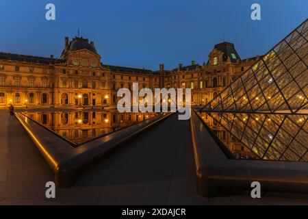 Piramide di vetro al Museo del Louvre, Parigi, Ile de France, Francia, Parigi, Ile de France, Francia Foto Stock