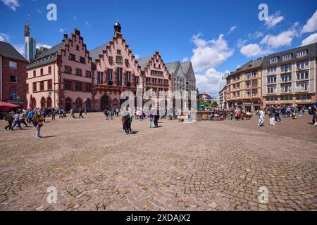 Piazza del municipio Roemerberg con il municipio sotto il cielo blu con le nuvole di cumulus a Francoforte sul meno, Assia, Germania Foto Stock