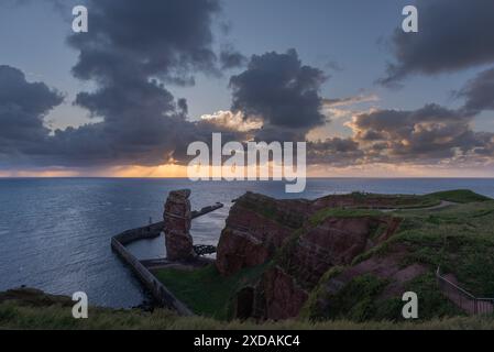 Ripresa serale, Lange Anna Felsen, scogliera di arenaria rossa, Lummenfelsen, cielo nuvoloso, Helgoland Oberland, Helgoland, Schleswig-Holstein, Germania Foto Stock